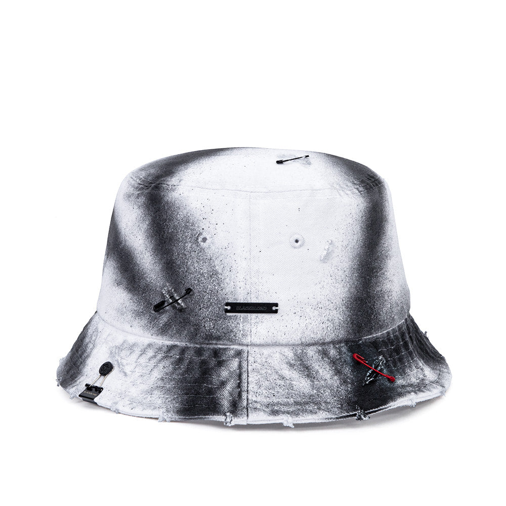 ブラックブロンド(BLACKBLOND) BBD Ripped Sprayed Custom Border Graffiti Logo Bucket Hat (White)