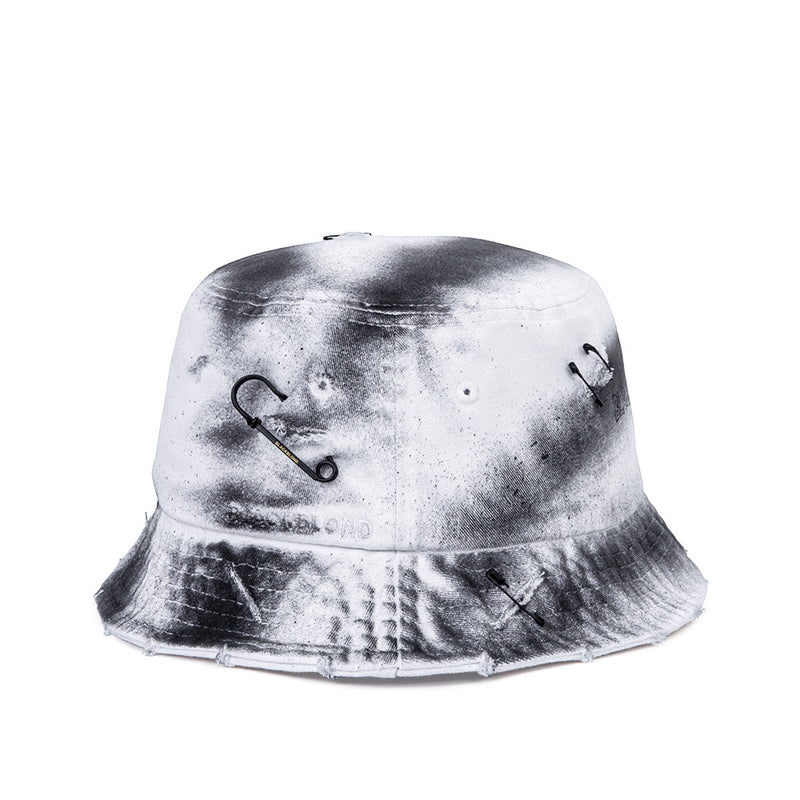 ブラックブロンド(BLACKBLOND) BBD Ripped Sprayed Custom Border Graffiti Logo Bucket Hat (White)
