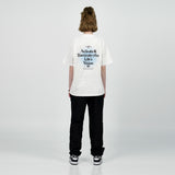 アクメドラビ(acme' de la vie) BACK SPREAD SLOGAN SHORT SLEEVE T-SHIRT BLUE