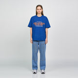 アクメドラビ(acme' de la vie) SLOGAN OLD SCHOOL SHORT SLEEVE T-SHIRT BLUE