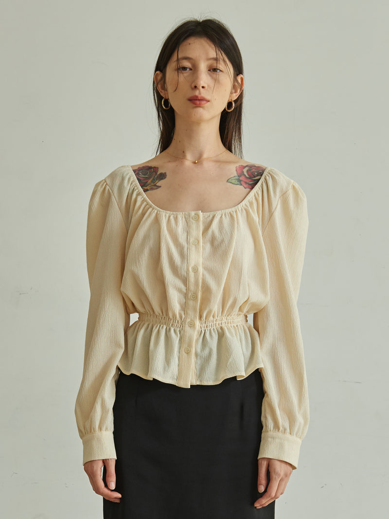 TMO BY 13MONTH（ティーエムオーバイサーティンマンス）BACK BANDING SHIRRING BLOUSE (BEIGE)