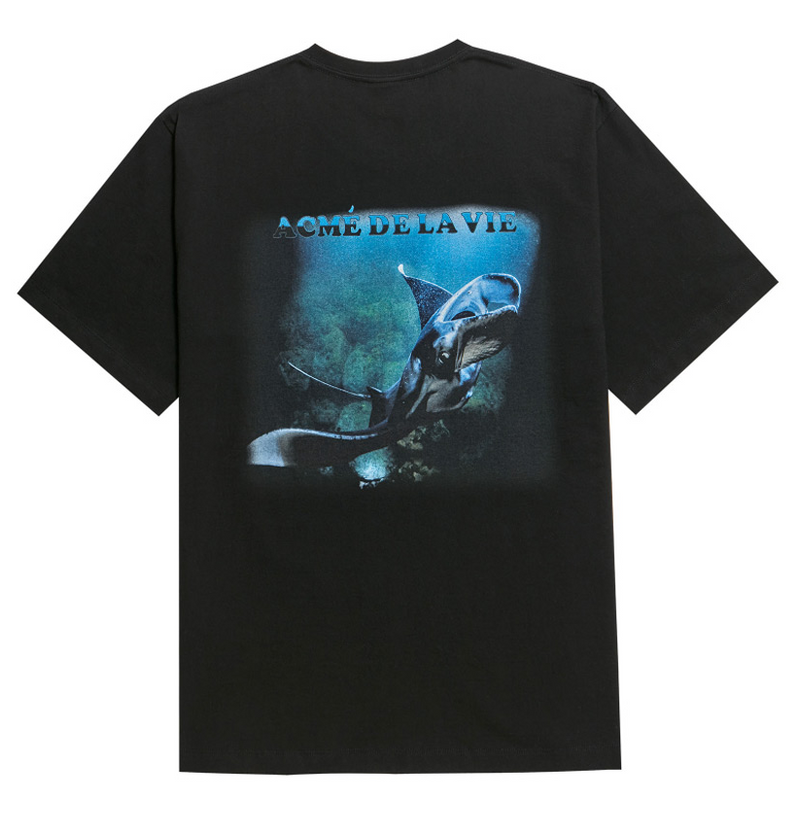 アクメドラビ(acme' de la vie) ADLV DIGITAL PRINTING SHORT SLEEVE T-SHIRT MANTA RAY ONE BLACK