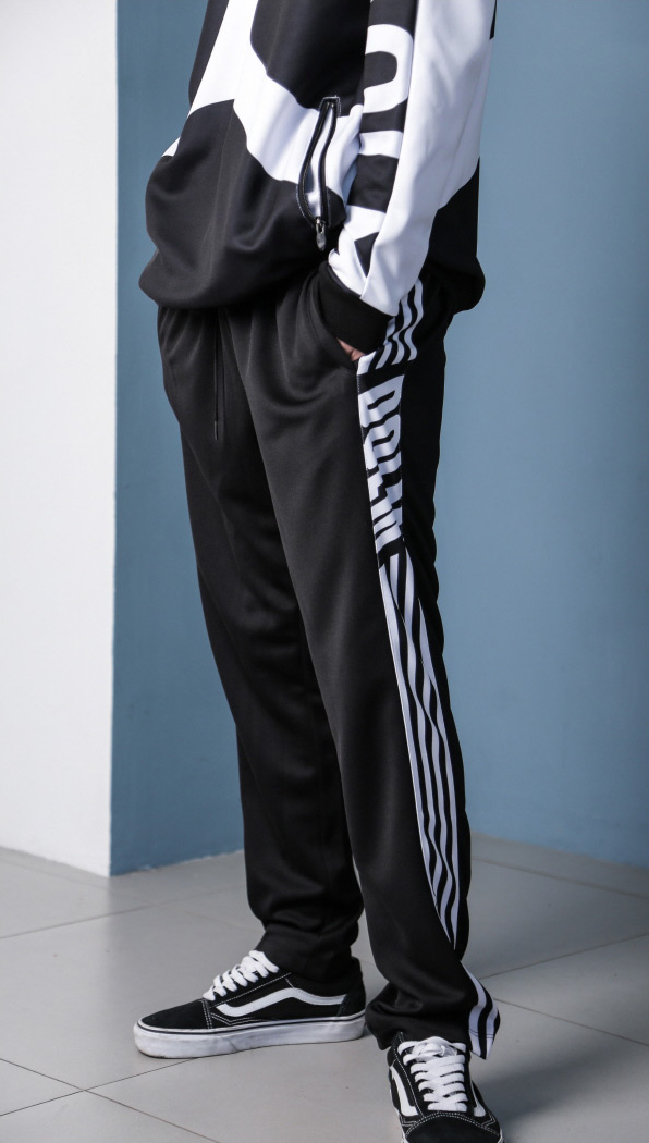 ドルム (DoLM) Logo training pants Black