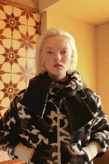 オクトーバーサード(Oct.3) Camouflage Fur Mix Hood Muffler [Black]