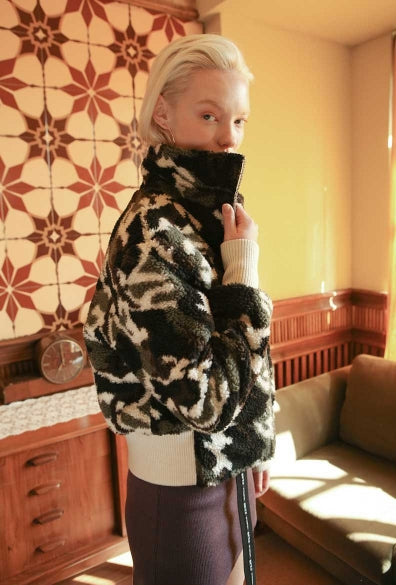 オクトーバーサード(Oct.3) Camouflage fur Short Jumper [Ivory]