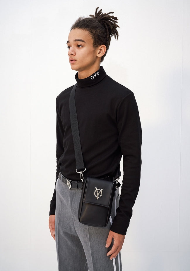 オーワイ(OY) LOGO LEATHER POUCH BAG - BLACK
