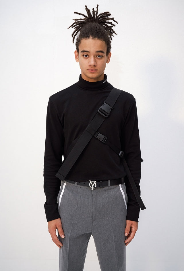 オーワイ(OY) LOGO LEATHER MESSENGER BAG - BLACK