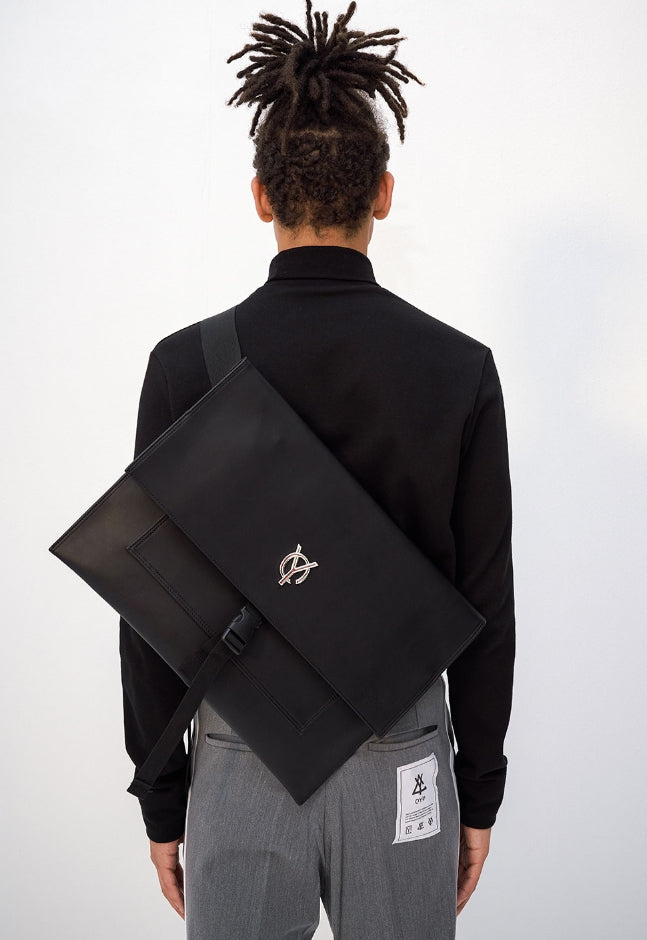 オーワイ(OY) LOGO LEATHER MESSENGER BAG - BLACK