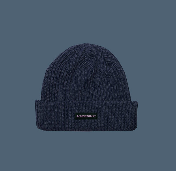 オルモストブルー(Almost Blue) ALMOST BLUE RUBBER LOGO BEANIE