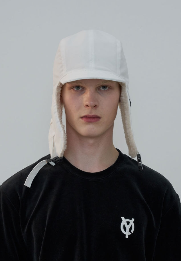オーワイ(OY) LOGO EARFLAP CAP- WHITE
