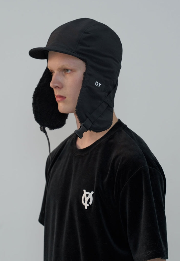 オーワイ(OY) LOGO EARFLAP CAP- BLACK