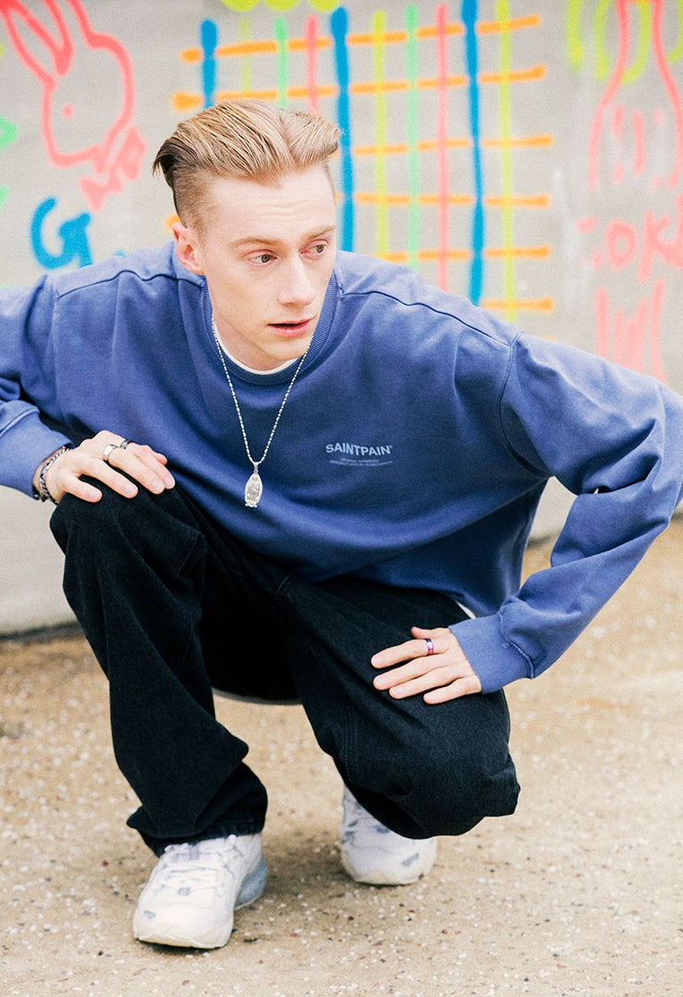 セイントペイン(SAINTPAIN)  SP PIGMENT VRTN LOGO CREW NECK-BLUE
