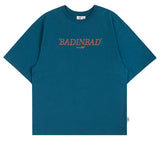 ベドインベド(BADINBAD)  SERIF FONT TEE_BLUE GREEN