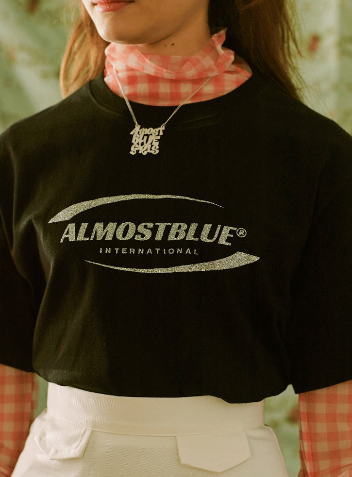 オルモストブルー(Almost Blue) GLITTER LOGO T SHIRT