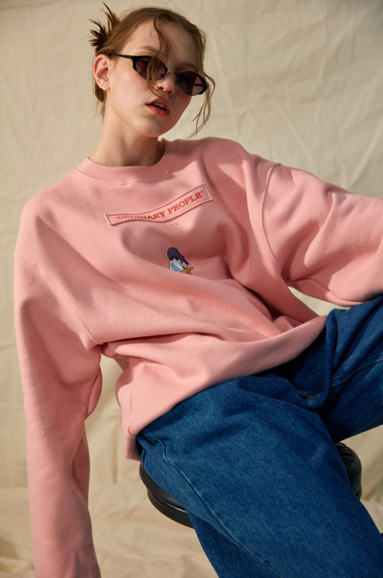 ORDINARY PEOPLE(オーディナリーピープル) [DISNEYxORDINARY PEOPLE] :-P DONALD DUCK PINK SWEATSHIRT