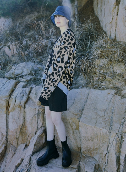 ORDINARY PEOPLE(オーディナリーピープル) [DISNEYxORDINARY PEOPLE] MICKEY AND LEOPARD FRIENDS BROWN CARDIGAN