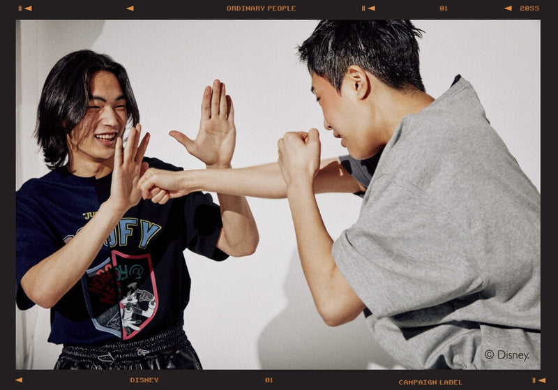 ORDINARY PEOPLE(オーディナリーピープル) [ORDINARYPEOPLE X DISNEY] HALF&HALF CHARCOAL/GREY GOOFY SHIELD T-SHIRTS