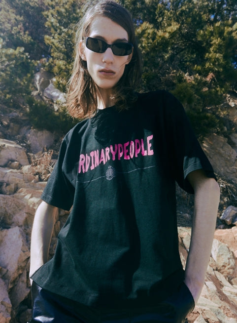 ORDINARY PEOPLE(オーディナリーピープル) DESTROYED SEAM-LINE BLACK LOGO T-SHIRTS
