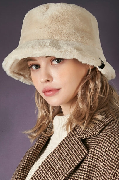 VARZAR(バザール) Fur logo point bucket hat cream