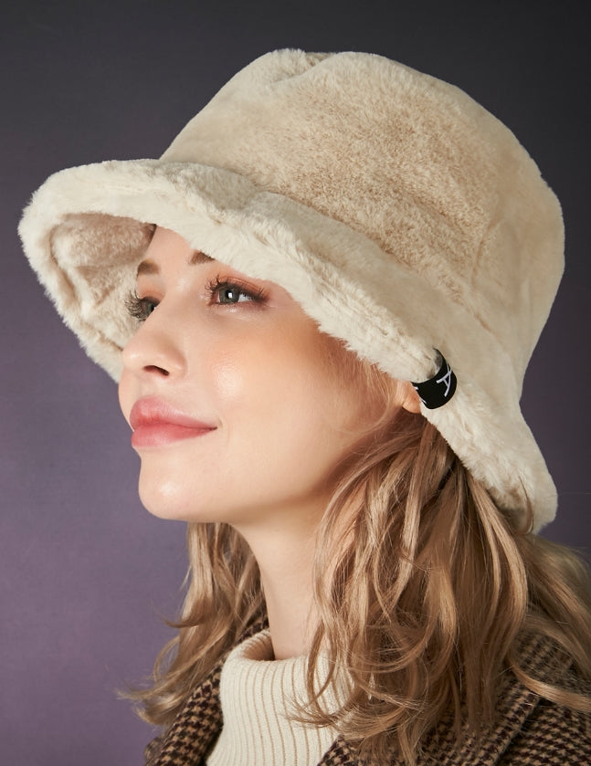 VARZAR(バザール) Fur logo point bucket hat cream