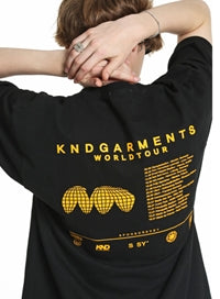 KND(ケイエンド) WORLD TOUR GRAPHIC T-SHIRT BLACK