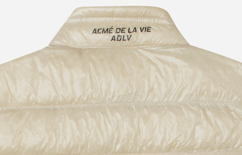 アクメドラビ(acme' de la vie) V LOGO DOWN VEST DARK IVORY