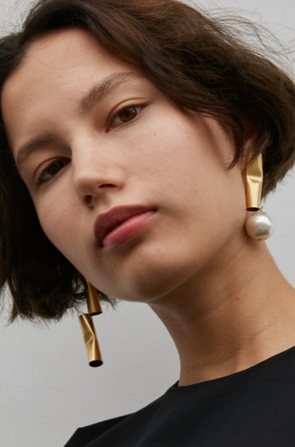 MONDAY EDITION(マンデイエディション) Crushed Pipe Pearl Earrings