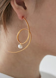 MONDAY EDITION(マンデイエディション) Spiral Earrings With Pearl