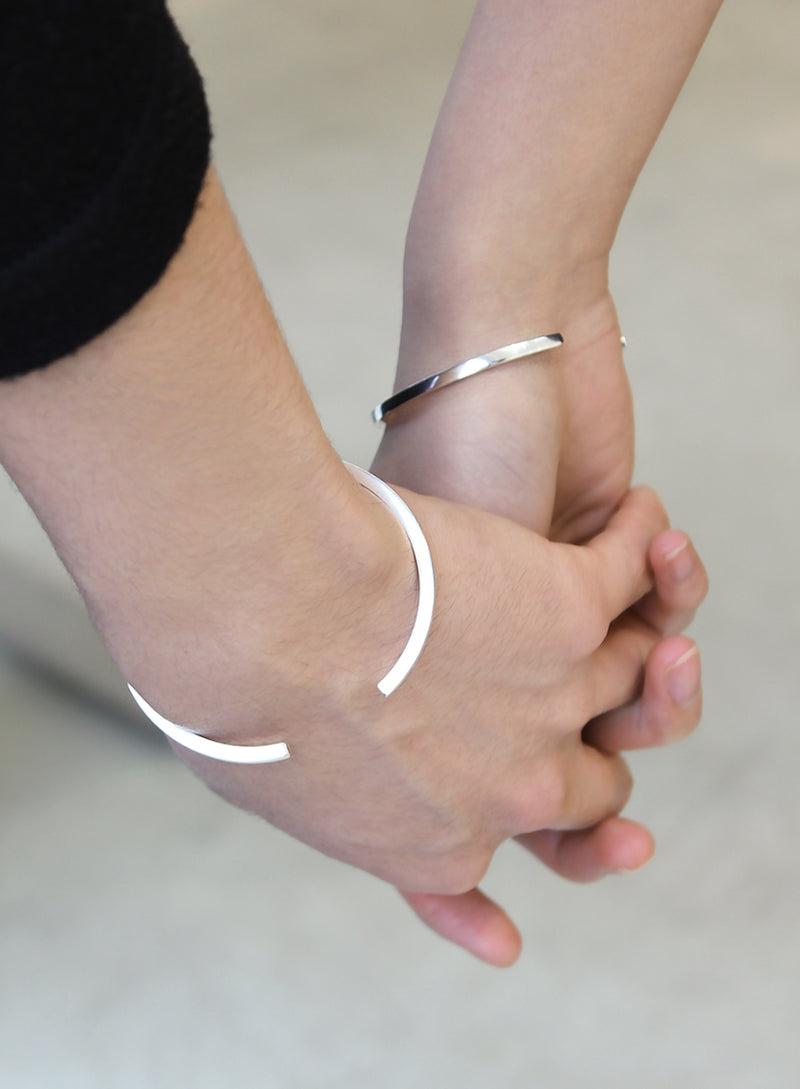 MONDAY EDITION(マンデイエディション)  Hug ME Bangle For Single