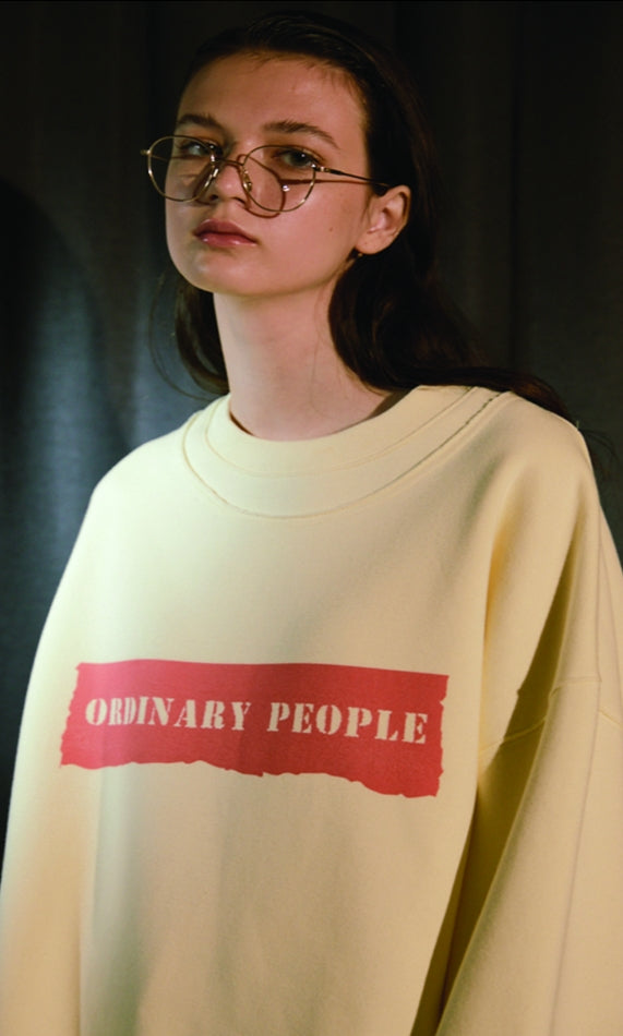 ORDINARY PEOPLE 더블 넥 포인트 크림 스웨트셔츠