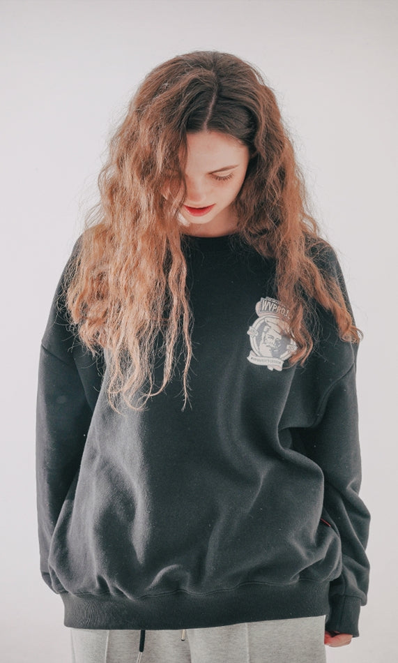 ダブルユーブイプロジェクト(WV PROJECT) Baker Emblem Sweatshirt Black JJMT7409