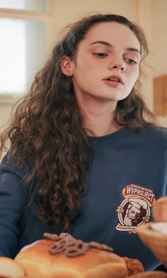 ダブルユーブイプロジェクト(WV PROJECT) Baker Emblem Sweatshirt Navy JJMT7409