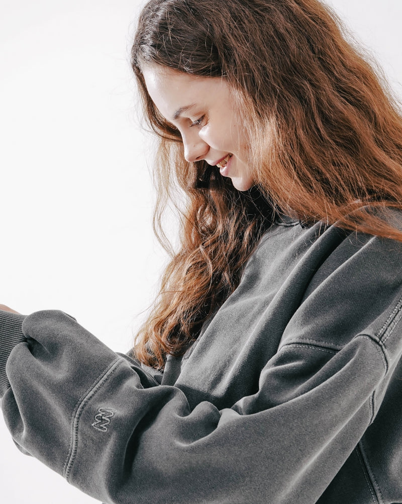 ダブルユーブイプロジェクト(WV PROJECT) Grain Pigment Sweatshirt Dark Gray MJMT7435