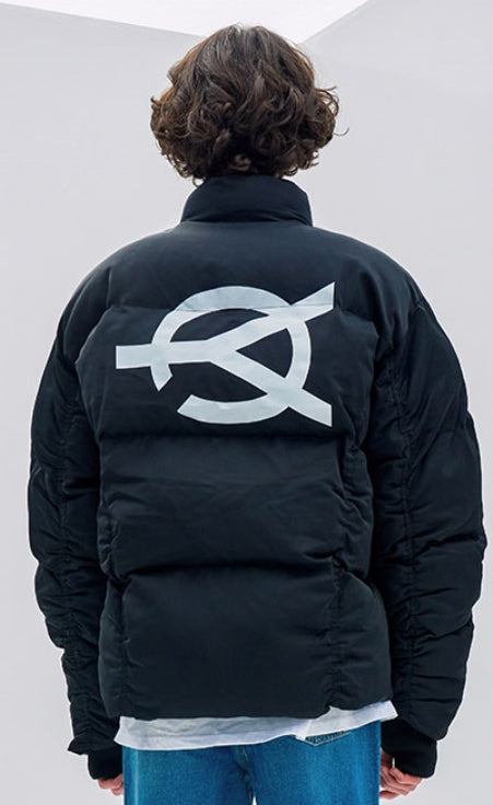 オーワイ(OY) LOGO SHIRRING PADDING- BLACK