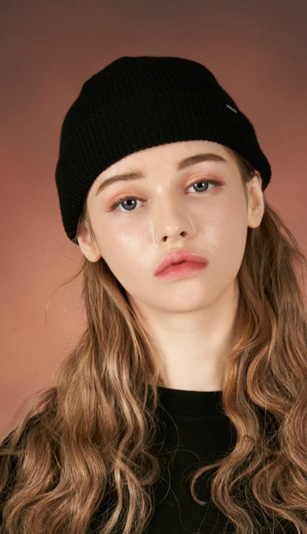 VARZAR(バザール) Minimalist label beanie black