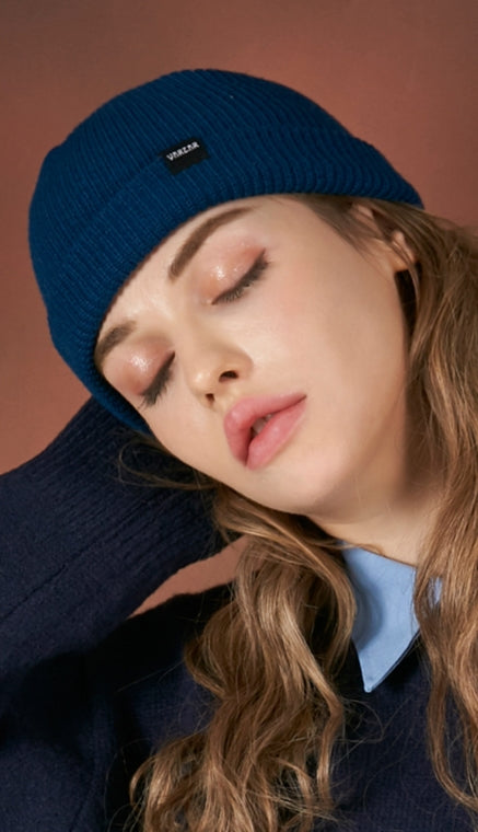 VARZAR(バザール) Minimalist label beanie blue