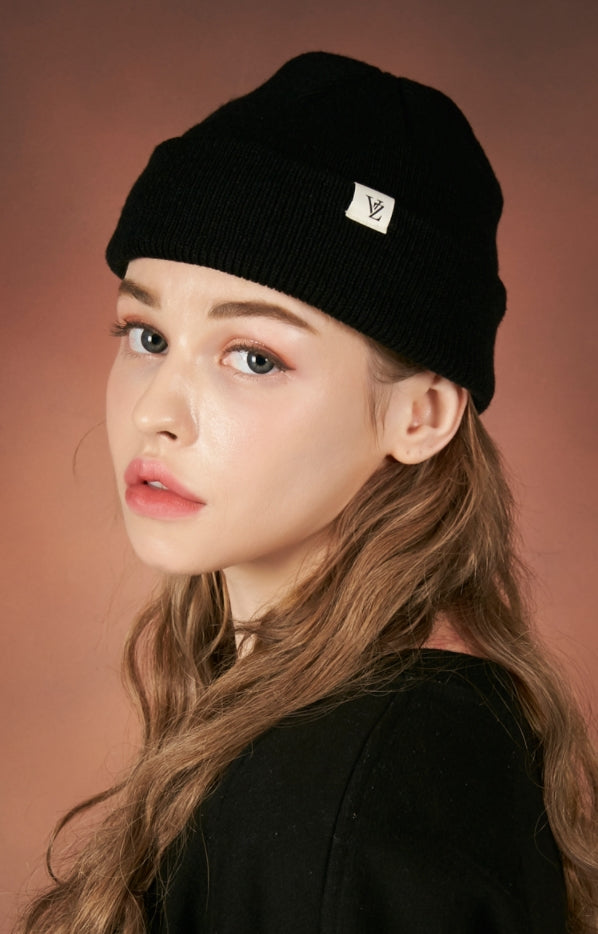 VARZAR(バザール) Monogram label beanie black