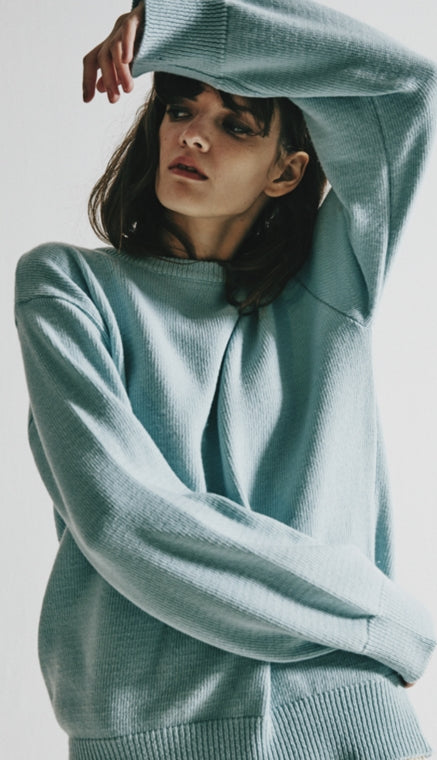 ORDINARY PEOPLE(オーディナリーピープル) ROUND AND V NECK BLUE SWEATER