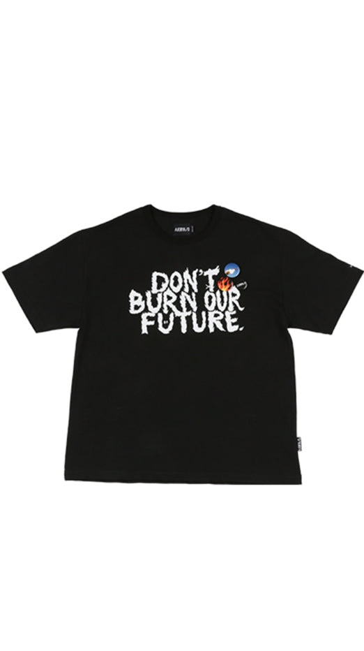アジョバイアジョ（AJOBYAJO) Slogan T-shirt [Black]