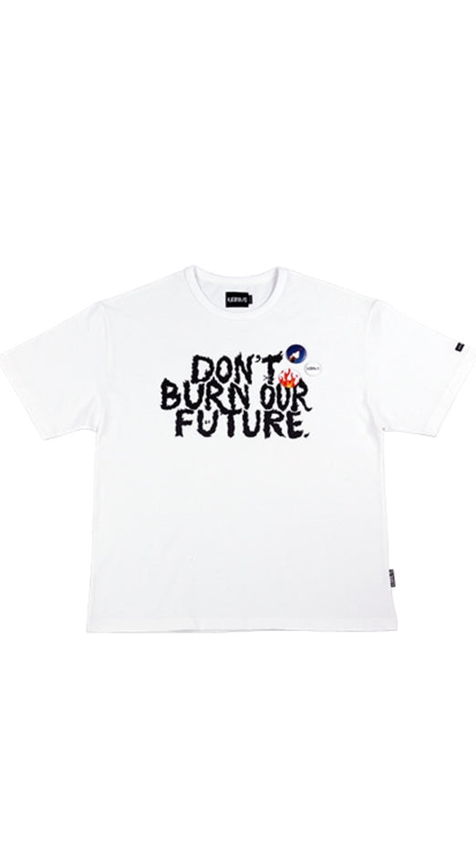 アジョバイアジョ（AJOBYAJO) Slogan T-shirt [White]