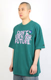 アジョバイアジョ（AJOBYAJO) Slogan T-shirt [Teal]