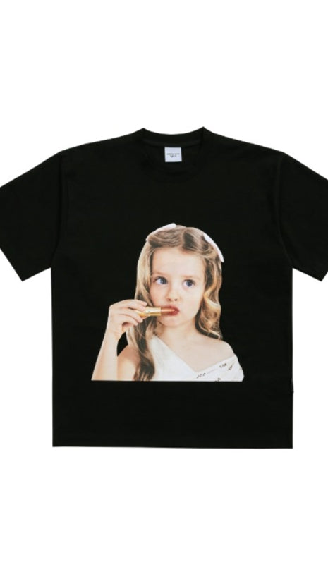 アクメドラビ(acme' de la vie) ADLV BABY FACE SHORT SLEEVE T-SHIRT BLACK LIP STICK