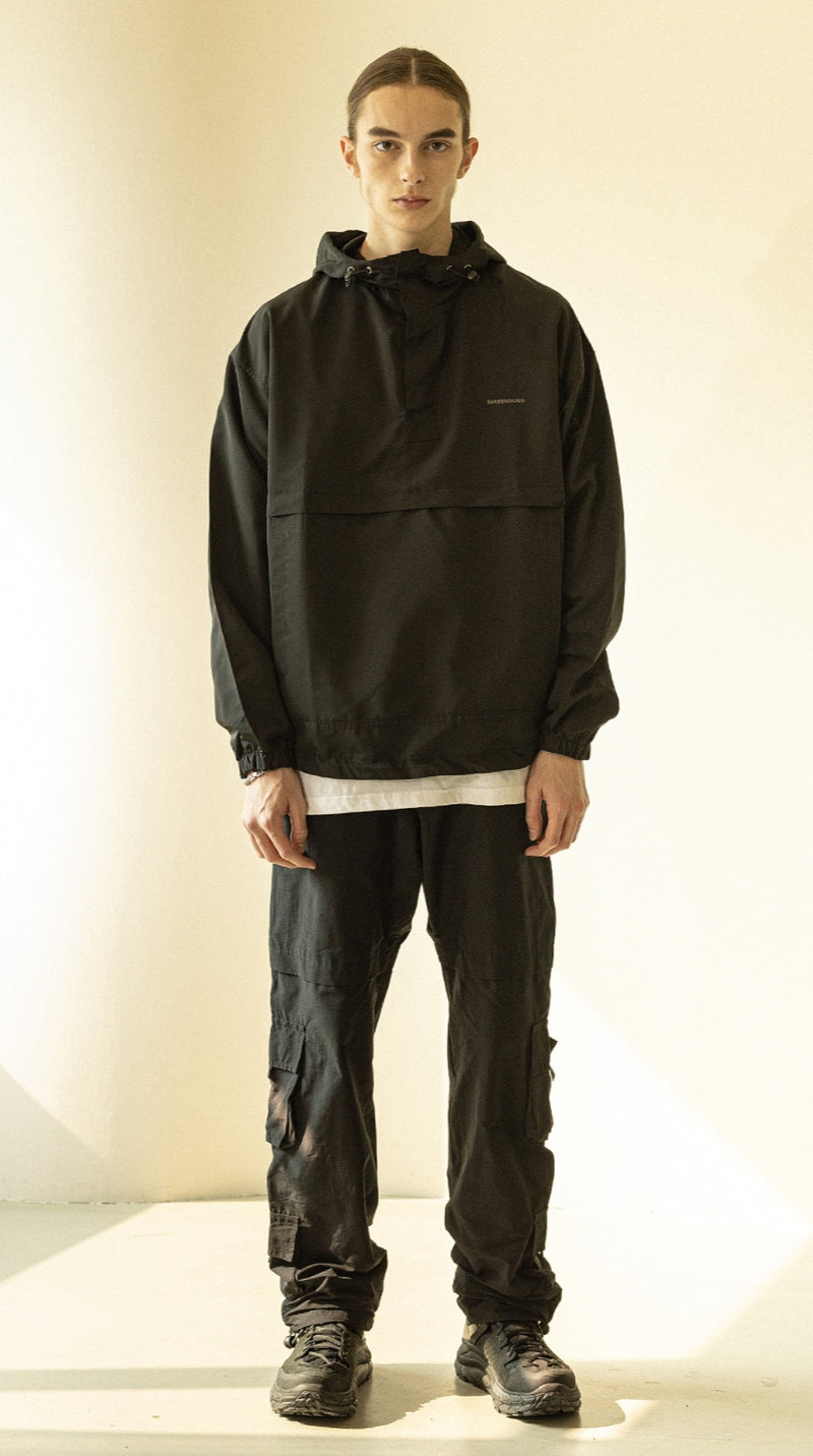 マスノウン(MASSNOUN)   TSAFETY IGNORANCE ANORAK HOODY MFZHD003-BK