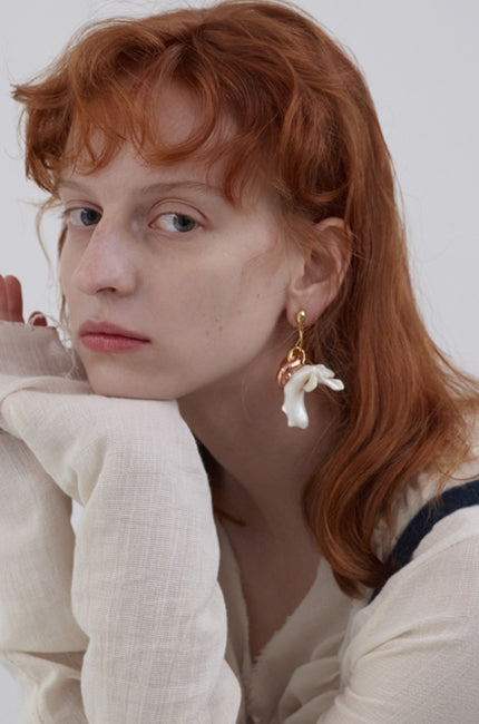 MONDAY EDITION(マンデイエディション) Lilium Pendant Earrings