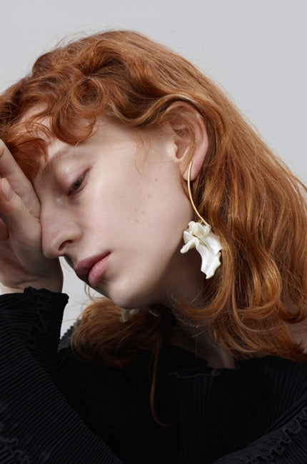 MONDAY EDITION(マンデイエディション) Lilium Bundle Unbalance Earrings