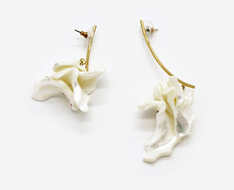 MONDAY EDITION(マンデイエディション) Lilium Bundle Unbalance Earrings