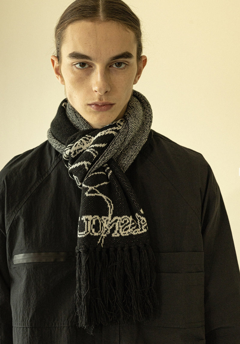 マスノウン(MASSNOUN)    LETTERING TASSEL MUFFLER MWZAM001-BK