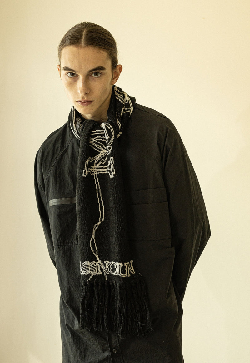 マスノウン(MASSNOUN)    LETTERING TASSEL MUFFLER MWZAM001-BK