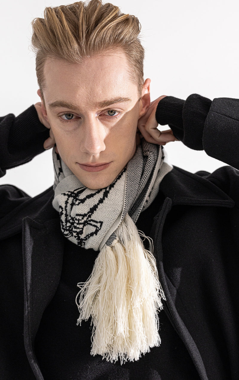 マスノウン(MASSNOUN)  LETTERING TASSEL MUFFLER MWZAM001-WT