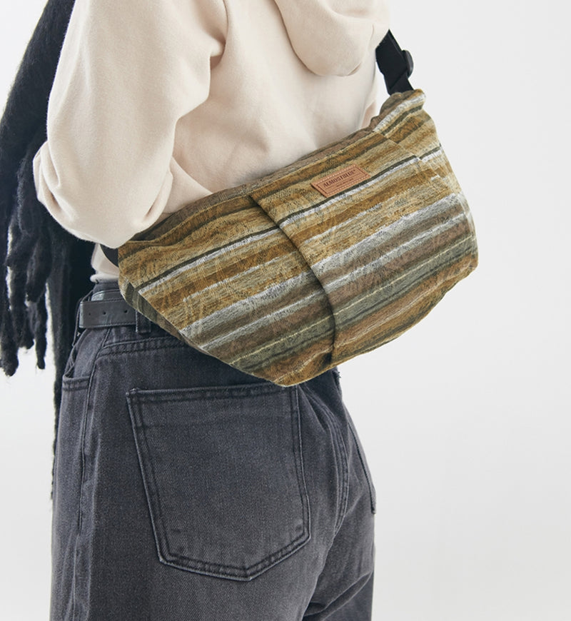 オルモストブルー(Almost Blue) CROISSANT SLING BAG
